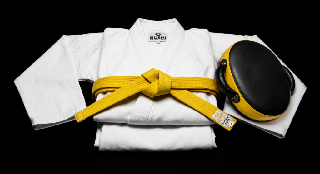 Goshin-Jitsu Anzug in Weiß mit schwarz-gelben Schlagpolster